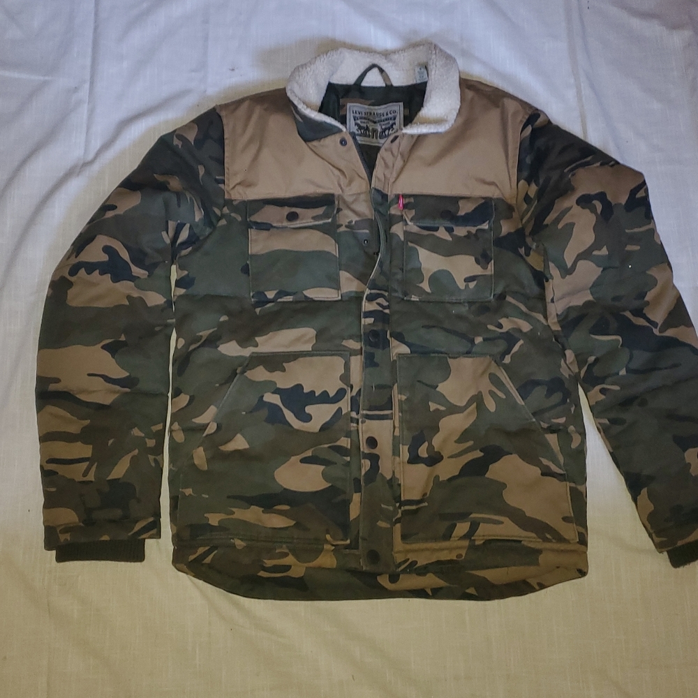 Levi’s men’s quilted camo jacket . Great condition. Small